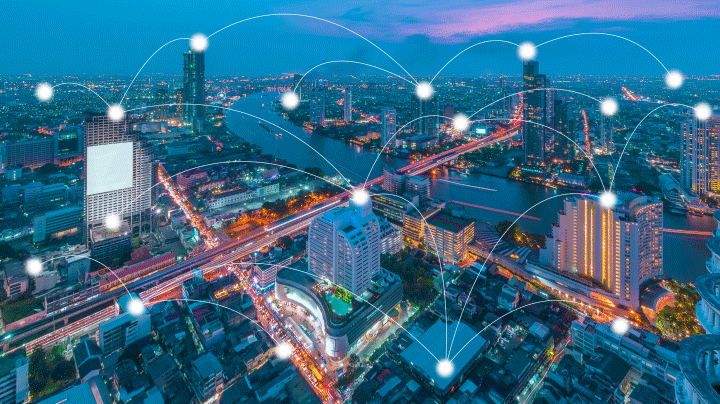 Inteligentne Miasto wykorzystuje technologię do oszczędzania energii i zasobów przy jednoczesnej poprawie wydajności i łączności. Wdrażając inteligentne kamery, czujniki i monitory, urzędnicy miejscy są w stanie zwiększyć zaangażowanie obywateli i zadowolenie mieszkańców. Założenie Inteligentnego Miasta zaczyna się od kabla światłowodowego umieszczonego w kanale, co pozwala na skalowanie w celu dostosowania do nowych technologii w przyszłości.
