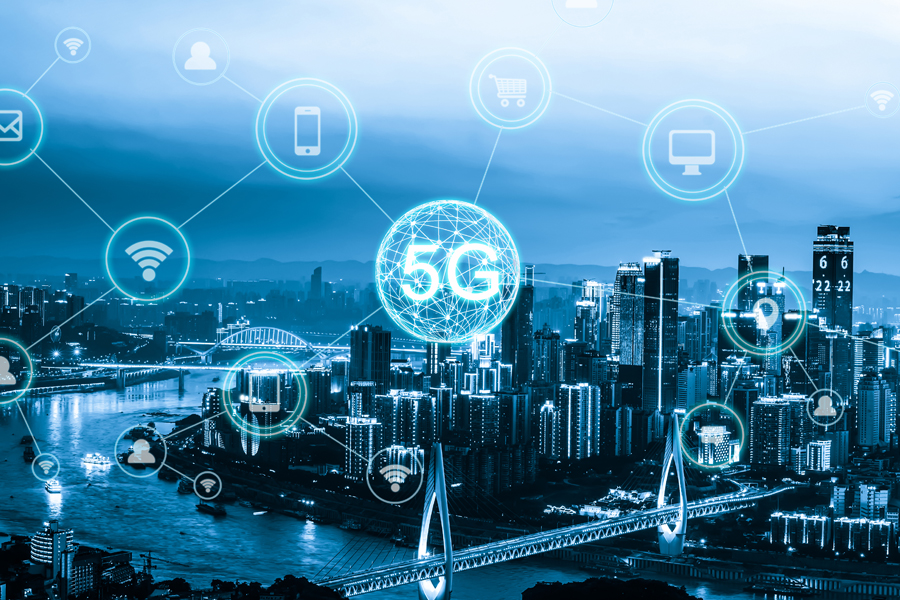 Die Netzwerkstrategien für 5G maximieren neue exklusive Funkfrequenzbänder für die Kommunikation. Sie balancieren und kombinieren die Nutzung von Frequenzbändern im hohen, mittleren und tiefen Spektrum, um eine optimale Abdeckung, Kapazität und Qualität zu erzielen. 5G verspricht, ein schnelleres, intelligenteres, und reaktionsstärkeres Netzwerk mit besserer Abdeckung zu werden, das die Art und Weise verändern wird, in der wir miteinander kommunizieren und vernetzt sind.