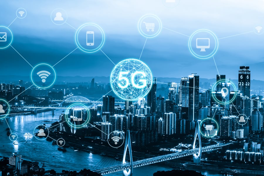 5G Les stratégies de réseau pour la 5G optimisent les nouvelles bandes de fréquences radio destinées à la communication, en équilibrant et en combinant l’utilisation du spectre à haute, moyenne et basse bande pour une couverture, une capacité et une qualité de performance optimales. La 5G est la promesse de réseaux plus rapides, plus intelligents, sans faille et plus réactifs qui changeront notre façon de parler, d’envoyer des SMS et de nous connecter.