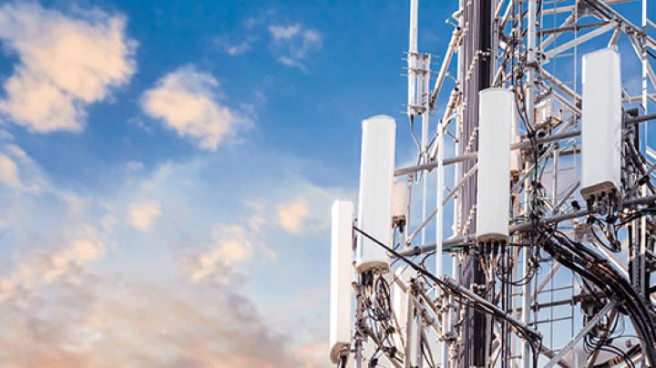 Cellulaire / DAS À mesure que la densité des tours de téléphonie cellulaire augmente pour répondre à la demande des consommateurs, les télécommunications maximisent les ressources au sein des macrocellules pour atteindre les réseaux étendus. Face à la hausse du besoin en haut débit, il est de plus en plus difficile de localiser des terrains et de construire des tours coûteuses. Pour contribuer à décharger le macro-réseau, des systèmes d’antennes distribuées (DAS) sont mis en place.