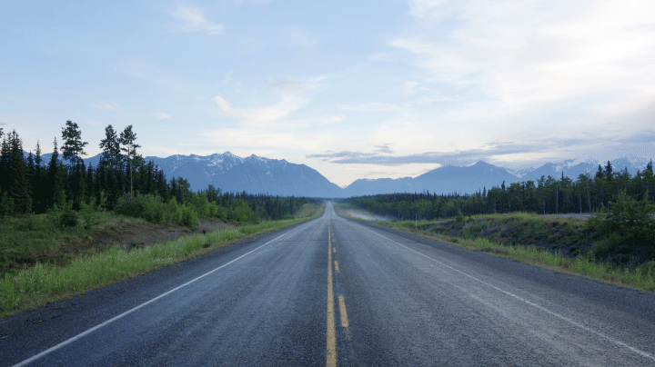 Langstreckeninstallationen verbinden zwei Zentralen oder Datenzentren miteinander. Solche Glasfaserverbindungen können sich über zehn Kilometer oder auch tausende Kilometer erstrecken und transportieren zwischen den Endpunkten enorme Datenmengen. Langstrecke meint, wie auch in der Transportbranche, immer eine Verbindung von Punkt A zu Punkt B, ob Frankfurt-München, Hamburg-Berlin oder Darmstadt-Mainz.