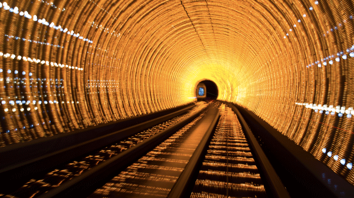 Chemins de Fer / Tunnels La sécurité est une priorité dans le métro, le train, le tramway et les transports publics. Les conduits protègent la fibre qui transmet les données sur ces lieux souterrains et de surface. Le concept de partage de l’espace commun de transport au profit du public est toujours d’actualité. Outre les nombreux avantages environnementaux, les options de transport en commun permettent de regrouper les ressources, les rendant ainsi plus efficaces.