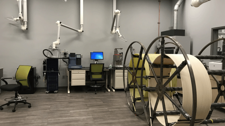 Centrum Doskonałości, Laboratorium Badawczo-Rozwojowe Dura-Line z siedzibą w Clinton w stanie Tennessee, odgrywa kluczową rolę w innowacjach i służy, jako centralna baza dla zaawansowanych badań.